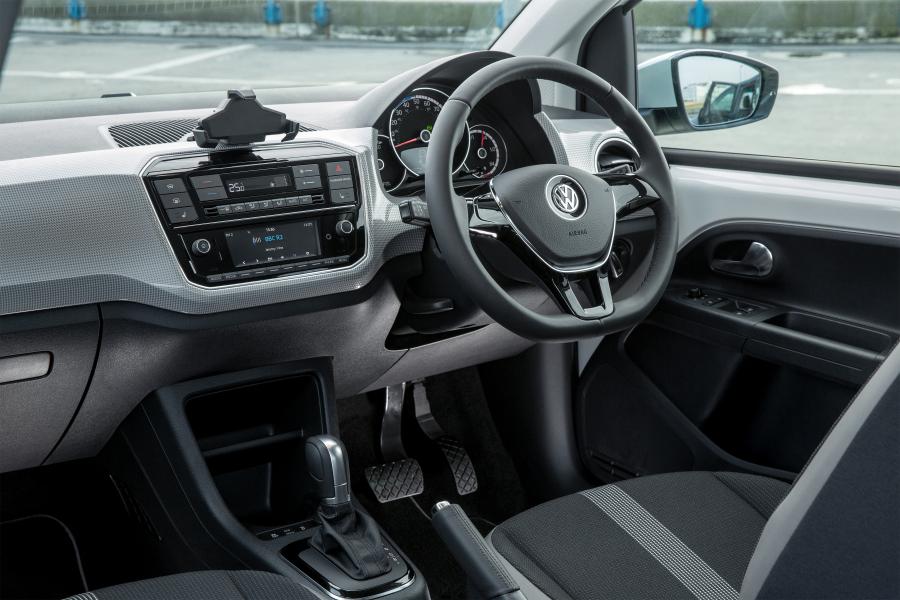 Интерьер Volkswagen e-up! 2016 года  (UK) (фото 6 из 22)